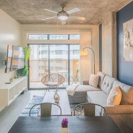 Vibrant 2Bd - Cdt - Gym, Pool, Parking - Sleep 8 Apartment